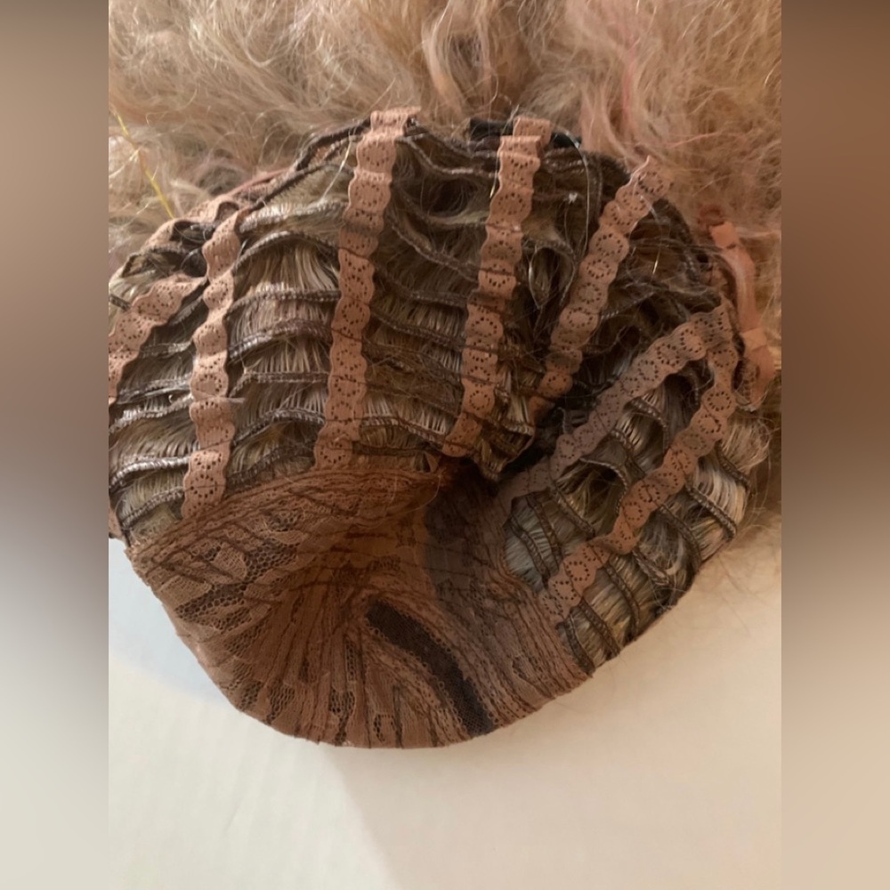 Wig - Picture 5 of 6